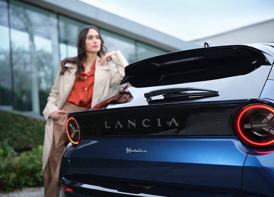 Guida in tranquillità con Lancia Ypsilon Hybrid - Lancia