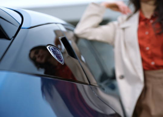 Persona si specchia negli specchi regolati - Lancia